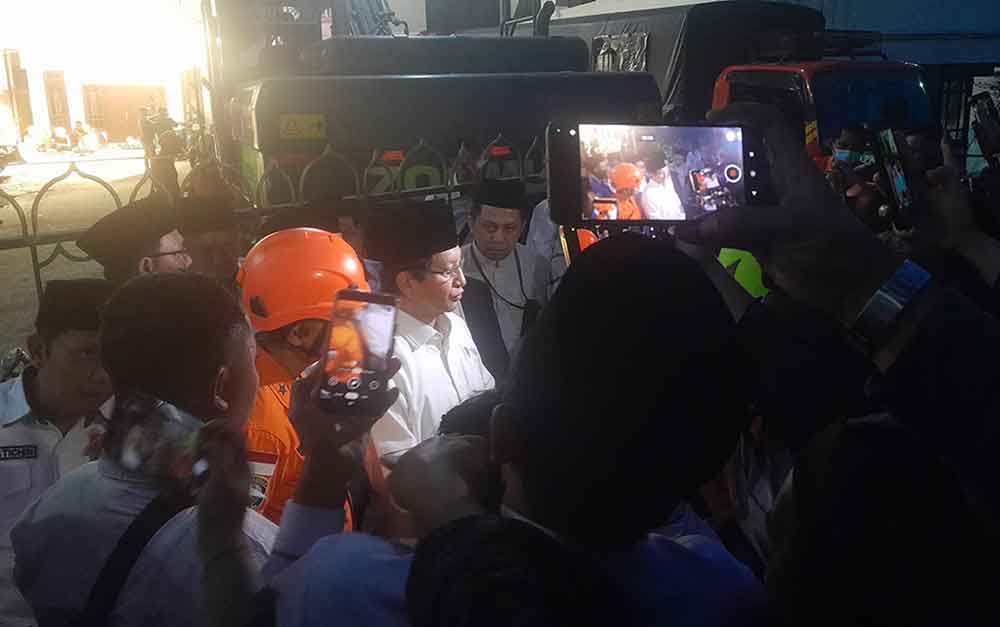 Menag Nasaruddin Umar saat meninjau Ponpes Al Khoziny Sidoarjo, Selasa (30/9/2025) petang. Foto: MUSTAIN/ BANGSAONLINE