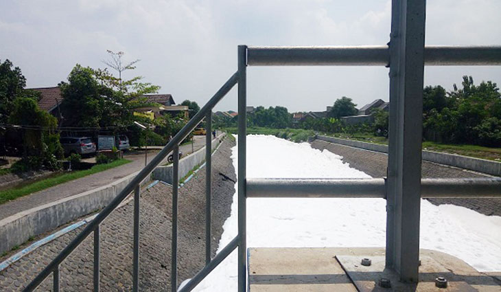 Kondisi sungai yang dipenuhi busa setelah dam air. Panjang busa putih ini mencapai satu kilometer.