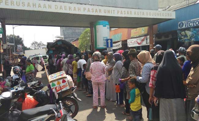Ratusan warga saat antre akan membeli bahan pokok di operasi pasar yang digelar Disperindag. foto: EKY NURHADI/ BANGSAONLINE