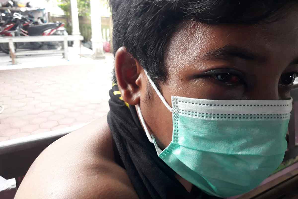 Korban dengan kondisi memar pada bagian wajah dan kepala akibat pencurian dan kekerasan di Jalan Raya Lajuk, Porong, Sidoarjo.