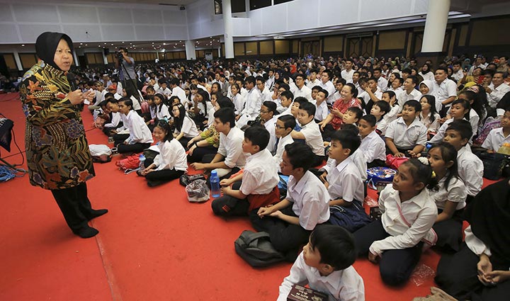 Wali Kota Risma saat memberikan semangat dan motivasi kepada ribuan pelajar di Convention Hall, Jalan Arief Rahman Hakim, Surabaya, Jumat (28/2). foto: ist