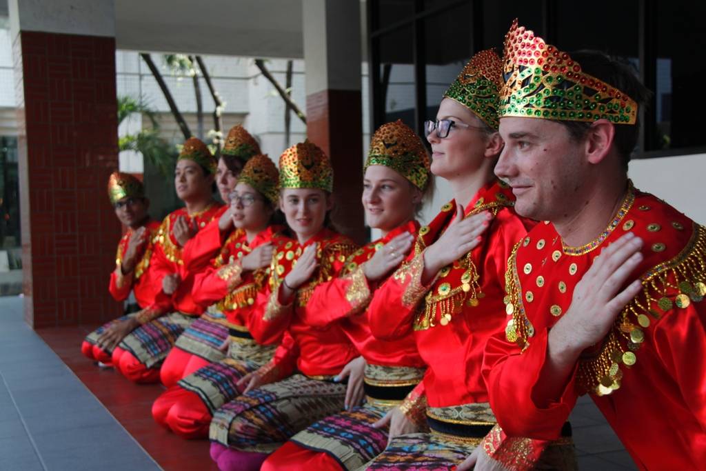 SAMAN. Delapan mahasiswa Queensland University of Technology (QUT) Australia sedang Summer Program di Ubaya sedang memeragakan tari Saman, Aceh. foto : nisa/BANGSAONLINE 