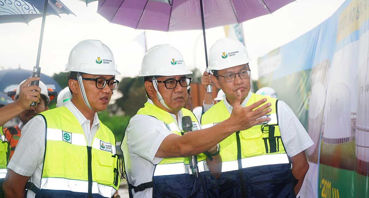 Direktur Utama Petrokimia Gresik, Daconi Chotob (tengah), saat menjelaskan pembangunan tangki asam sulfat berkapasitas 40 ribu ton. Foto: Ist