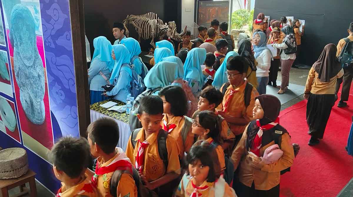 Para pelajar saat berkunjung ke Museum Anjuk Ladang.