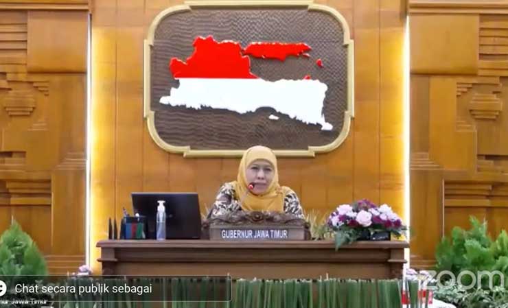 Gubernur Jawa Timur, Khofifah Indar Parawansa saat meeting zoom dengan Kadin Jatim.