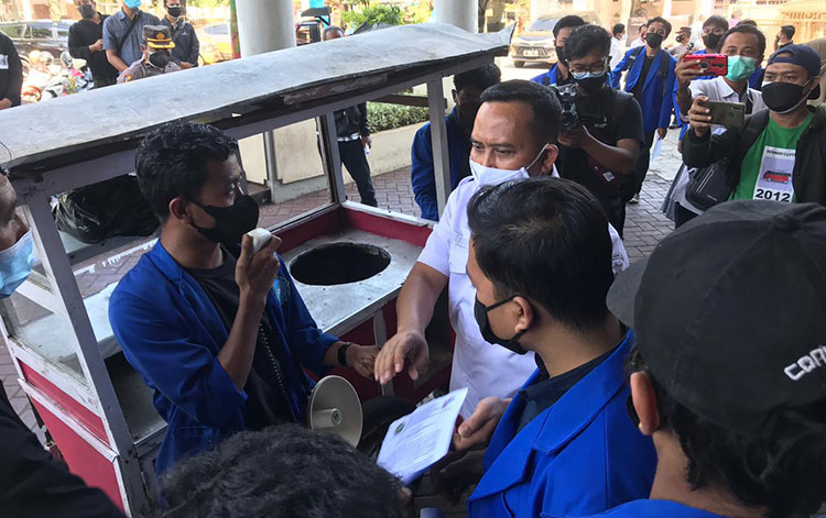 Demo Badan Eksekutif Mahasiswa (BEM) Universitas Muhammadiyah di DPRD Jember memprotes kebijakan perpanjangan PPKM, saat dibubarkan polisi, Senin (26/7/2021). (foto: ist)