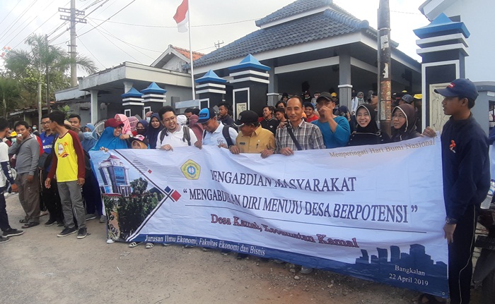 Mahasiwa FE UTM, Dosen dan Kepala Desa Kamal foto bersama sebelum melaksanakan Bhakti Sosial di Bibir Pantai Kamal.