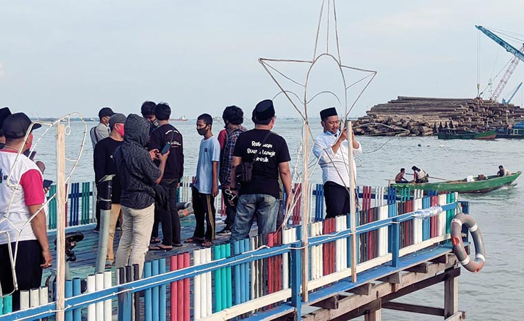 Gus Yani (kanan) melihat kondisi wisata buatan Bale Keling di Desa Kemuteran usai bongkar muat batu bara di GJT  dihentikan. foto: ist.