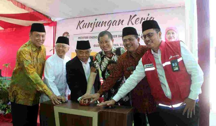 Menteri Jonan bersama Kiai Asep dan Dr Ir KH Salahuddin Wahid (Gus Sholah, pengasuh Pesantren Tebuireng), KH As’ad Said Ali (mantan Waka BIN), Mas’ud Ali (Direktur Utama Pertamina) dan Pungkasiadi (Wakil Bupati Mojokerto) menekan tombol peresmian SPPBE Amanatul Ummah di Kembangkenongo Pacet Mojokoerto Jawa Timur, Jumat (25/7/2019). foto: istimewa/bangsaonline.com