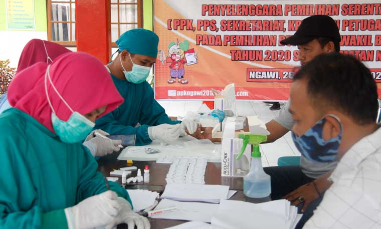 Pelaksanaan rapid test bagi penyelenggara pilkada di Kecamatan Ngawi.