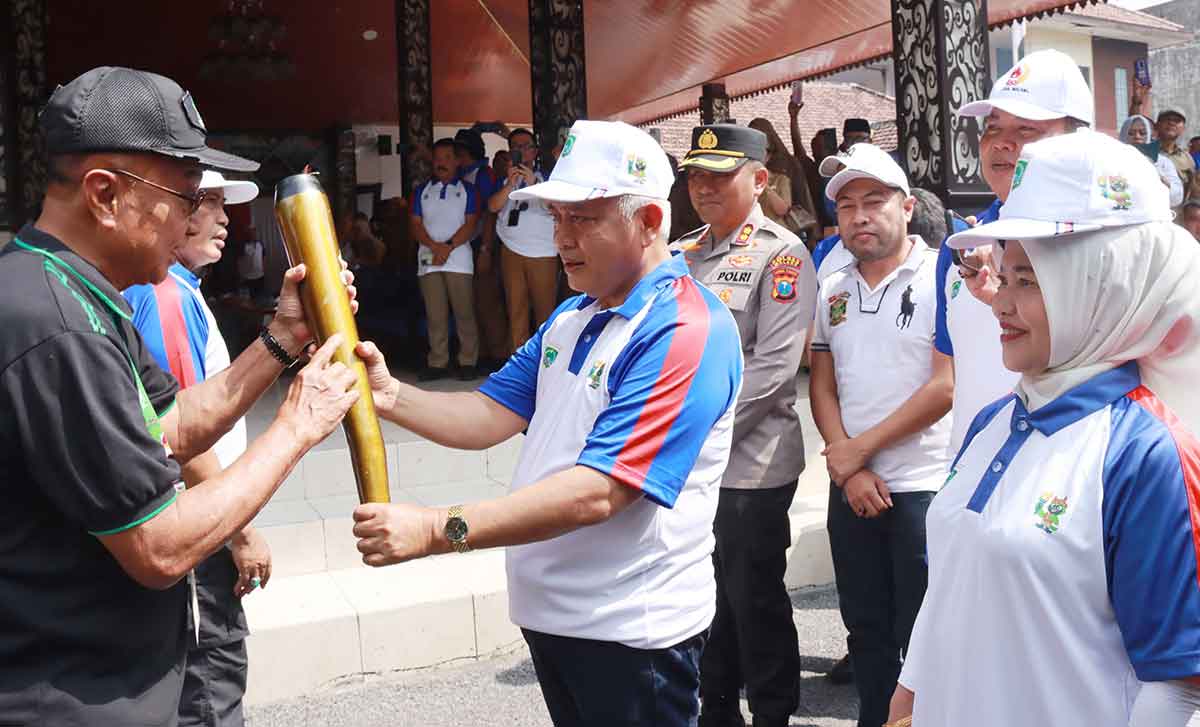 Bupati Malang Terima Obor Porprov IX Jatim 2025, Simbol Semangat Olahraga dan Persatuan
