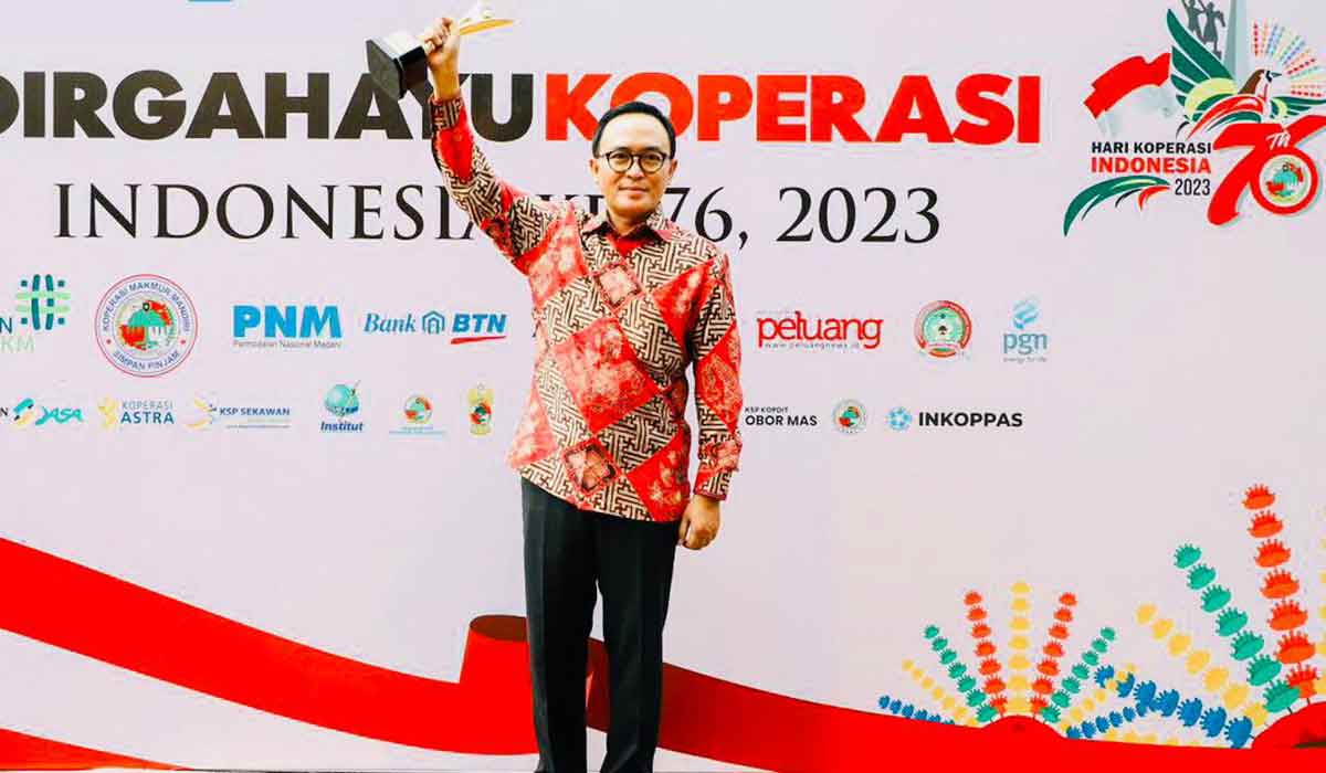Bupati Pamekasan, Baddrut Tamam, saat meraih penghargaan sebagai tokoh pembina koperasi terbaik dari Dewan Koperasi Nasional.