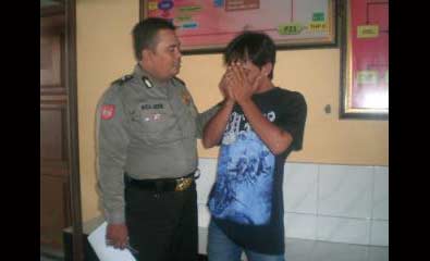 Tersangka sopir Bungurasih yang yang nyabu. foto: catur 