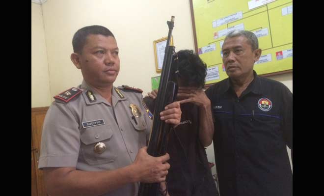 Tersangka bersama barang bukti senapan angin saat diamankan di Mapolsek Pesantren. foto: BANGSAONLINE