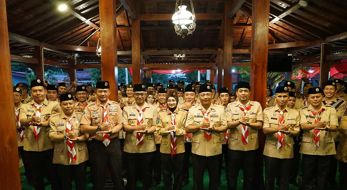Wali Kota Kediri bersama pengurus kwarcab Pramuka setempat. Foto: Ist