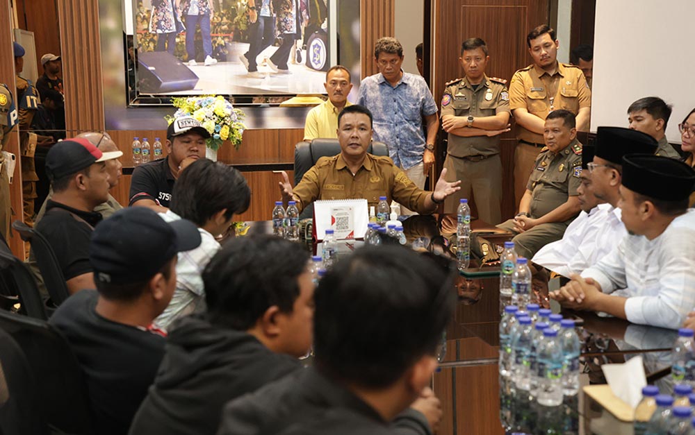 Asisten Pemerintahan dan Kesejahteraan Rakyat, M. Fikser dan Direktur Utama (Dirut) PT RPH Surabaya Perseroda, Fajar Arifianto Isnugroho saat menerima aspirasi jagal RPH Pegirian di Balai Kota, Senin (12/1/2026). Foto: Ist.