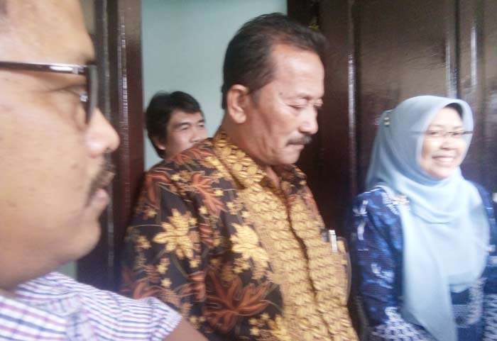 Wiyono (tengah) didampingi Puji Astuti Kepala UPT Dinas Pendidikan Cabang Lamongan saat memberikan keterangan.