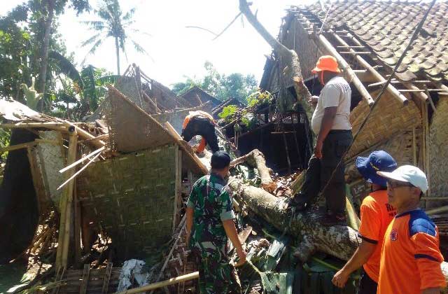 Salah satu rumah warga yang rusak parah.