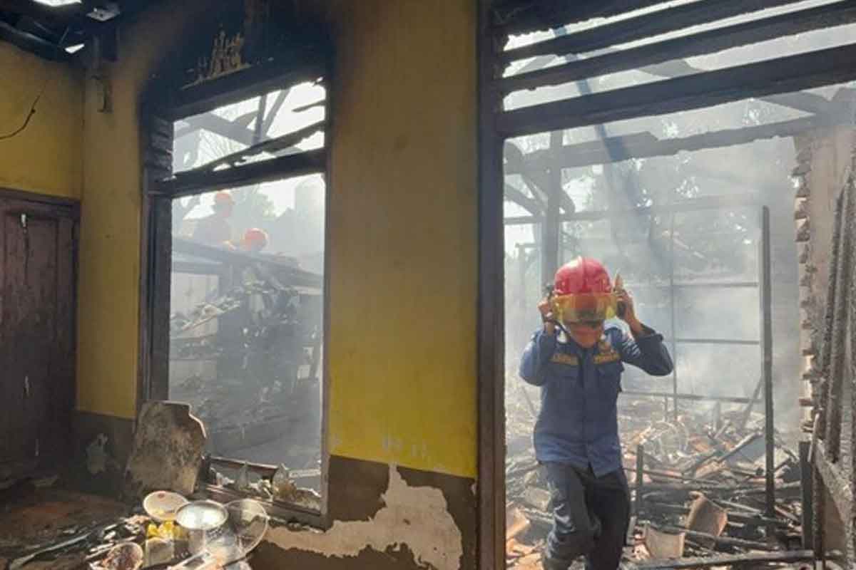 Rumah warga di Kecamatan Dlanggu, Mojokerto ludes terbakar saat ditinggal penghuninya beli susu. Foto: Enggran Eko Budianto/detik.com