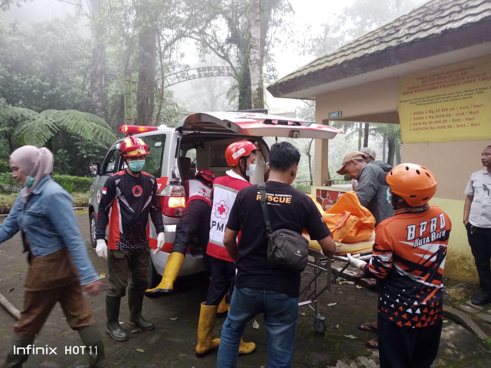 Tim gabungan saat upaya evakuasi korban