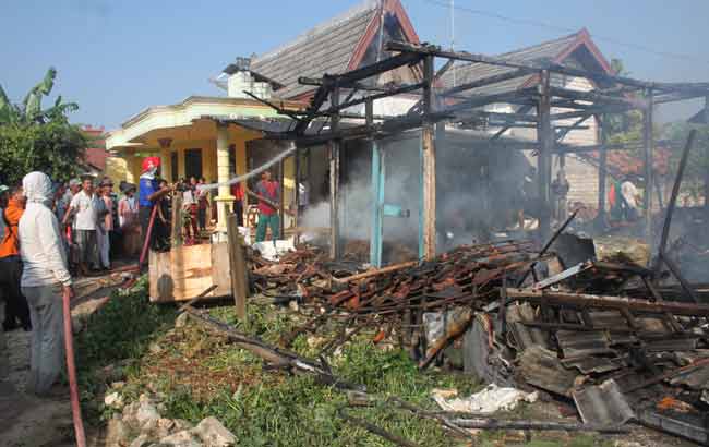 LUDES - Rumah Jasmirah yang rata dengan tanah usai hangus terbakar. (foto: suwandi/BANGSAONLINE)