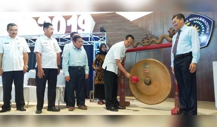 Asisten 2 Pemerintah Kabupaten Ponorogo bersama Rektor Unmuh Ponorogo, Dr. H. Sulton M.Si memukul gong sebagai tanda pelepasan Mahasiswa KKN Muhammadiyah.