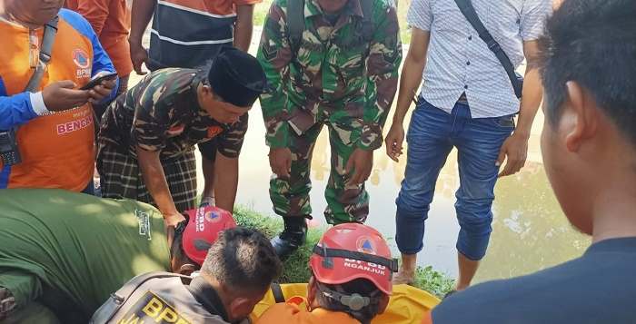 
Tampak upaya evakuasi bocah yang ditemukan di pintu air saluran sekunder Desa Bangsri, Banyakan, Kediri.
