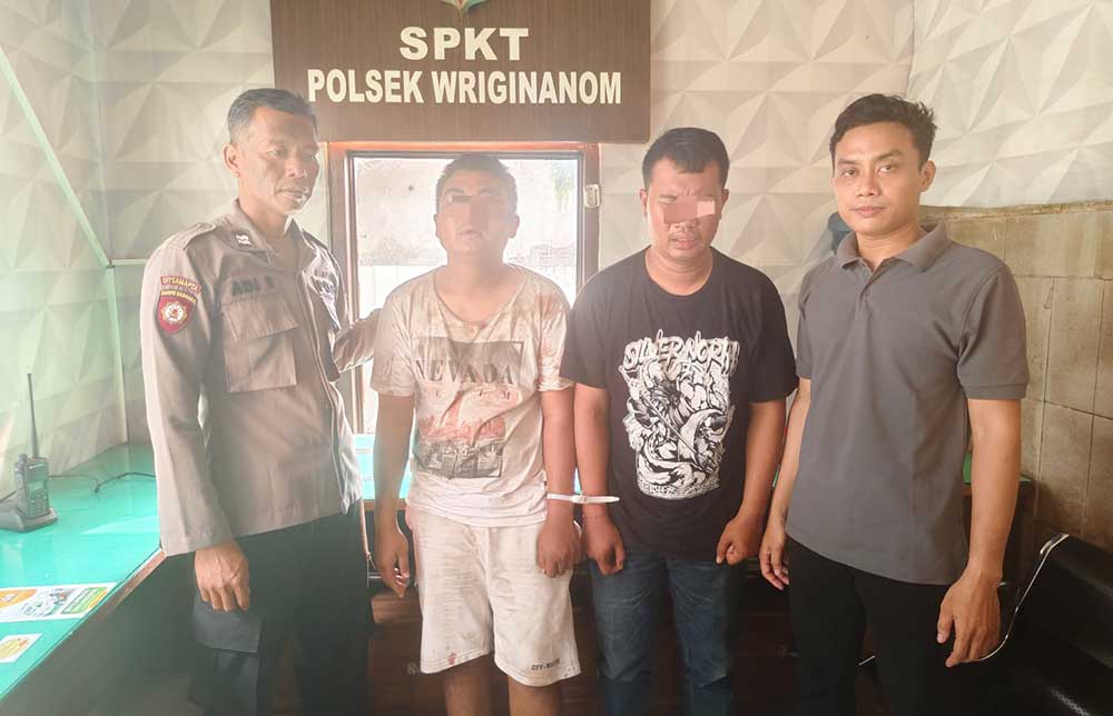Kedua pelaku saat diamankan di Mapolsek Wringinanom. Foto: Ist.