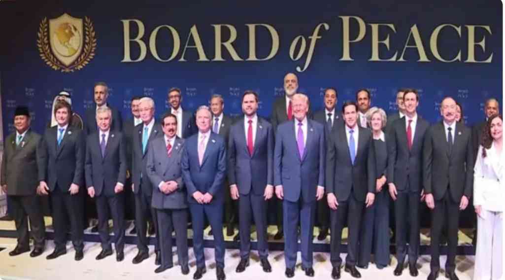 Presiden RI Prabowo Subianto paling pinggir saat foto bersama Presiden Amerika Serikat (AS) dan petinggi negara yang tergabung dalam Board of Peace di Whasington DC Amerika Serikat. Foto: NPR.org