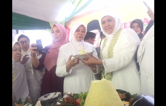 Khofifah Indar Parawansa saat memotong tumpeng dan diberikan kepada Bupati Kediri Haryanti Sutrisno di kantor Muslimat NU Kabupaten Kediri. Foto: ARIF K/BANGSAONLINE