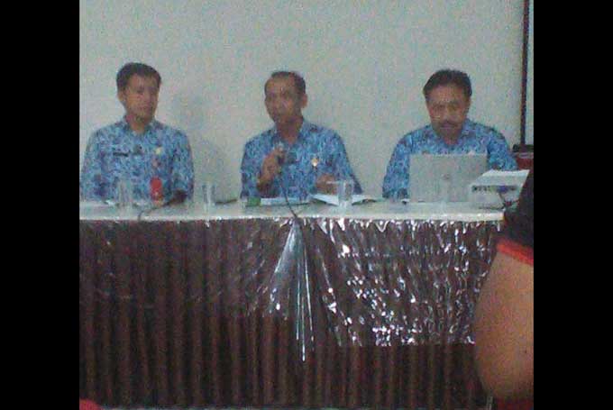 Sodik (tengah) saat memberikan paparan.