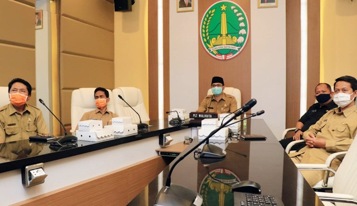 Plt. Wali Kota Pasuruan Raharto Teno Prasetyo didampingi Pj. Sekretaris Daerah Rudiyanto, Kepala Badan Pengelolaan Keuangan dan Aset Mochamad, serta kepala OPD lainnya.