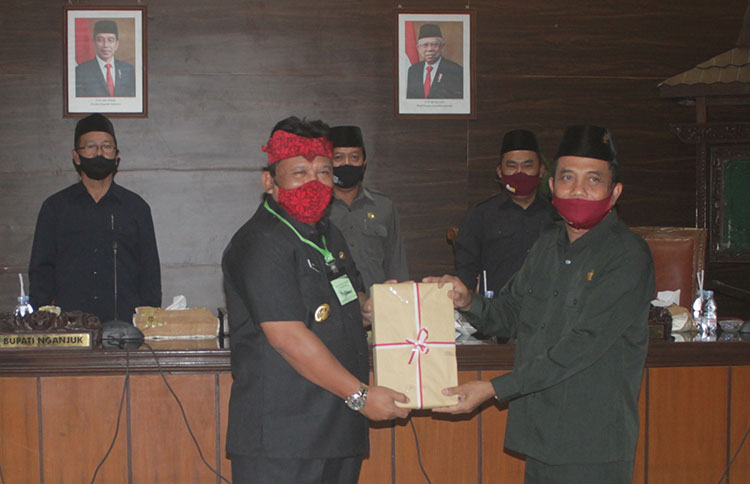 Ketua DPRD Nganjuk, Tatit Heru Tjahyono saat menerima berkas laporan penyampaian P-APBD dari Wakil Bupati Nganjuk, Marhaen Djumadi. (foto: BAMBANG/ BANGSAONLINE)