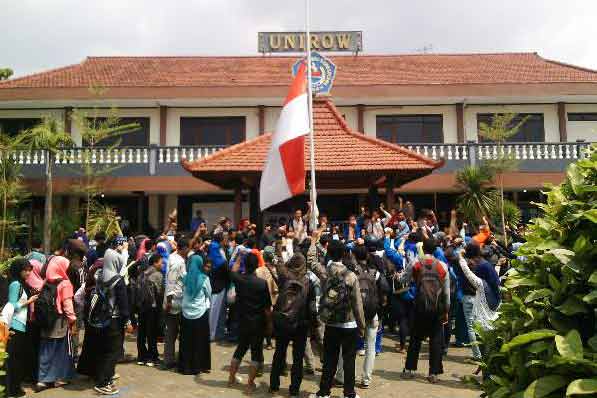 UNJUK RASA - Mahasiwa Unirow Tuban ketika melakukan demo menuntut Rektor, Hadi Tugur mundur pada beberapa hari yang lalu. (foto: BANGSAONLINE.com)