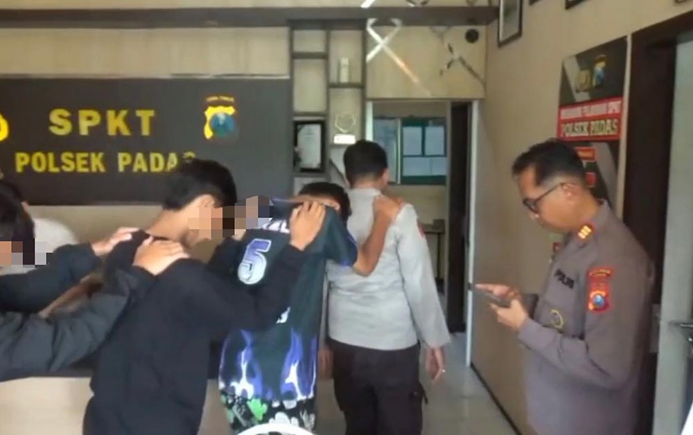 Para pelajar pelaku pelemparan bus saat diamankan di Polsek Padas.