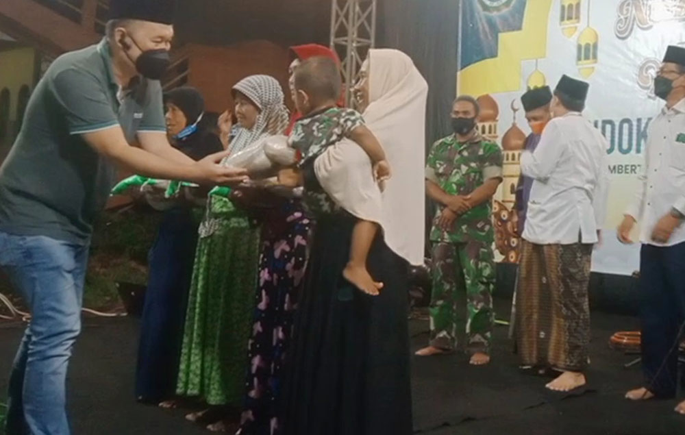 Penyerahan penghargaan terhadap penghafal Al-Qur