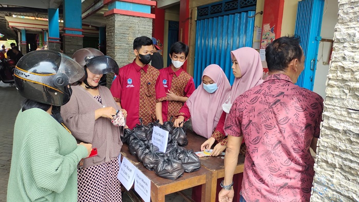 Harga Telur Melambung, Warga Serbu Operasi Pasar Telur Ayam di Pasar Kedung Maling Mojokerto