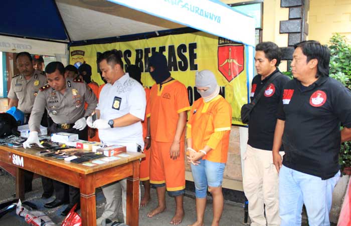 Pelaku beserta barang bukti saat diamankan di Mapolres Lamongan.