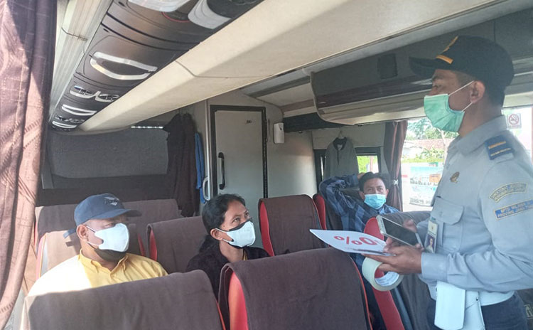 Pemeriksaan penumpang setiap bus yang berhenti maupun berangkat di Terminal Patria. (foto: ist)