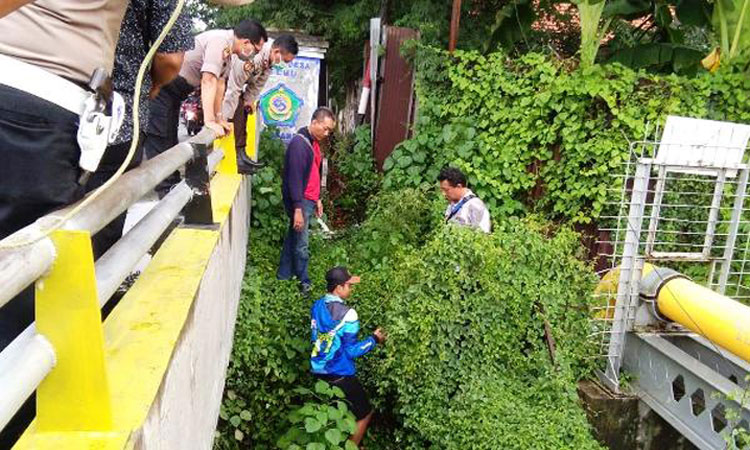 Petugas dari kepolisian melakukan pencarian bayi yang dibuang di Prambon.