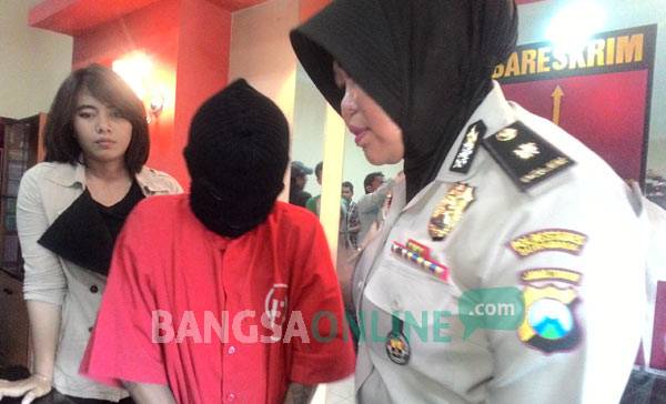 Tersangka pencabulan didampingi Kasubag Humas Polrestabes. foto: ekoyono/ BANGSAONLINE