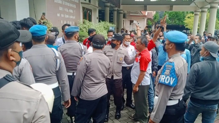Massa aksi dari aliansi LSM dan PTT RSUD Kota Probolinggo saat menggelar aksi di gedung dewan setempat.