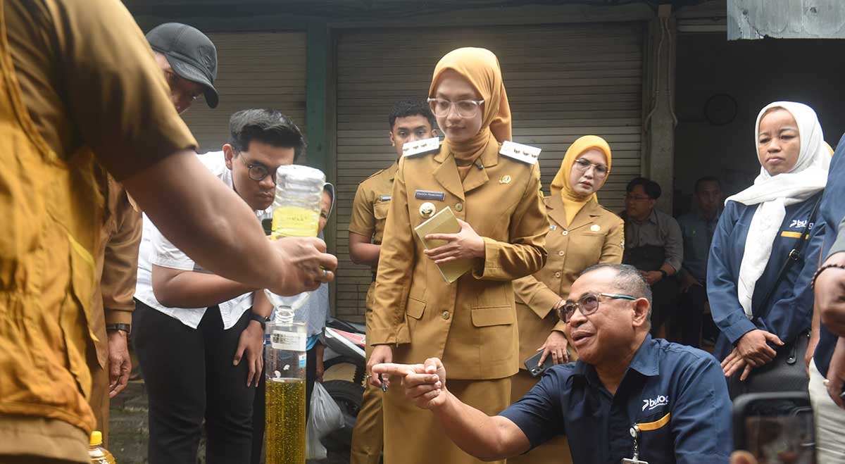 Wali Kota Kediri bersama Pemimpin Perum Bulog Kantor Cabang Kediri saat meninjau takaran minyak di Pasar Pahing. Foto: Ist