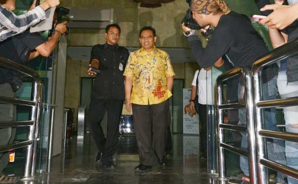 Sekda DKI Jakarta usai diperiksa KPK terkait dugaan korupsi pembahasan Raperda Reklamasi Pesisir Utara Jakarta, di Gedung KPK, Jakarta, Rabu (27/4). foto merdeka.com
