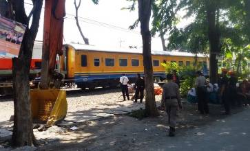 Tampak alat berat saat hendak membongkar bangunan liar. foto: nanang ichwan/BANGSAONLINE