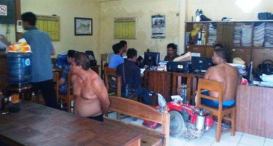 DIPERIKSA: Dua pelaku begal (tidak memakai baju) sedang diperiksa petugas Unit I Satreskrim Polres Bojonegoro. Foto: Eky Nurhadi/BangsaOnline.com