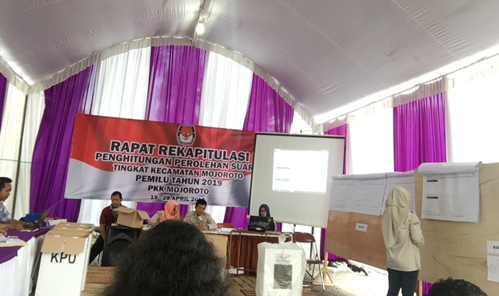 Petugas PPK saat melakukan rekap yang juga disaksikan sejumah saksi dari partai politik. foto: ARIF KURNIAWAN/ BANGSAONLINE