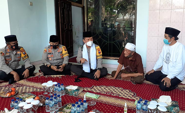 Kapolda Jatim Irjen, Pol Dr. Nico Afinta didampingi Pejabat Utama Polda Jatim dan Kapolres Mojokerto, AKBP Dony Alexander.