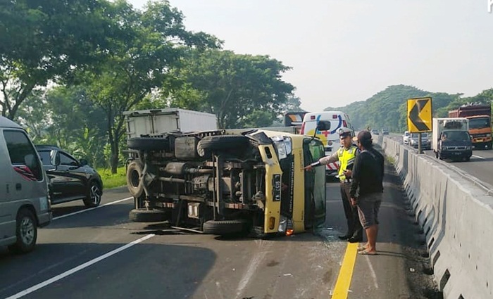 Sebuah truk box nopol L 9157 NJ terguling di Jalan Tol Sidoarjo tepat di Kilometer 760.200 A, arah Sidoarjo-Porong, Rabu (5/2).