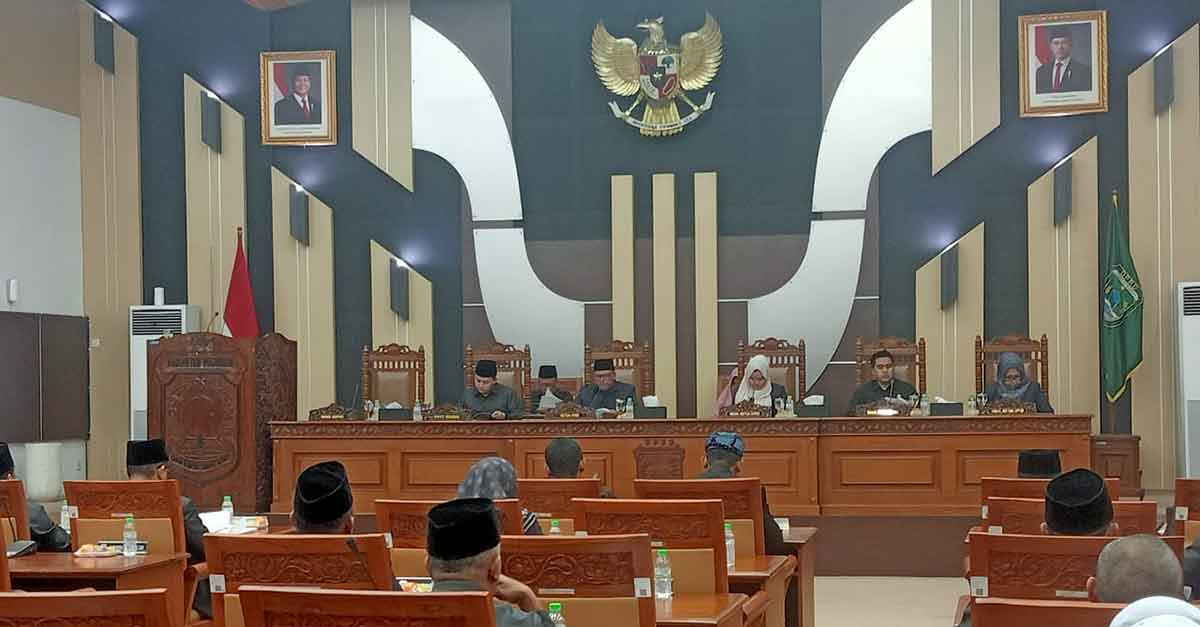 DPRD Kabupaten Pasuruan saat menggelar rapat paripurna.
